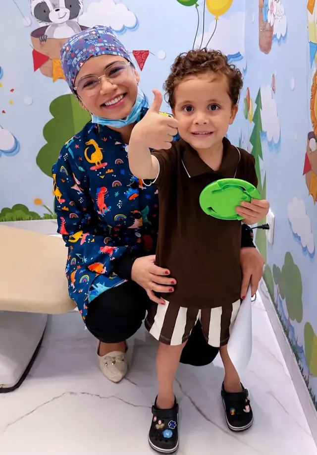 Aprovado! 👍 — Sanmede Kids, odontopediatria em Manaus Menino aprovando o atendimento do dentista infantil da Sanmede Kids em Manaus